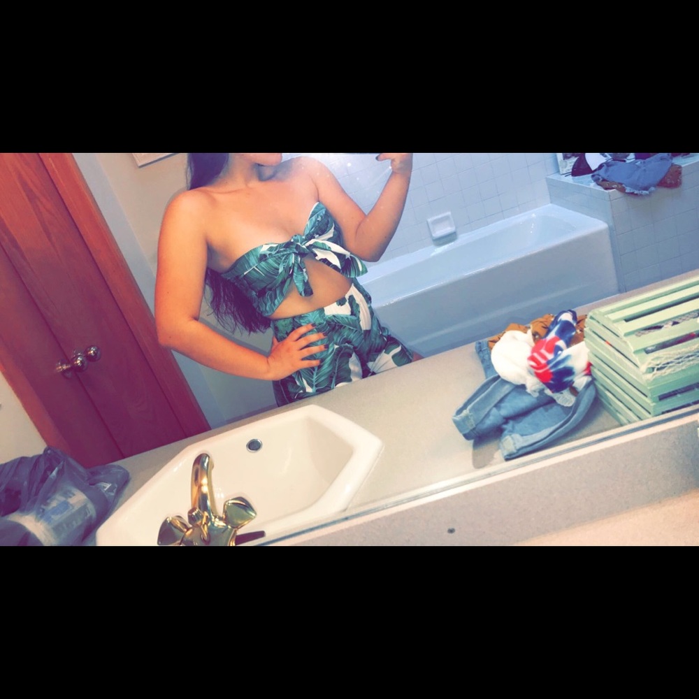 High wasted shorts and crop top